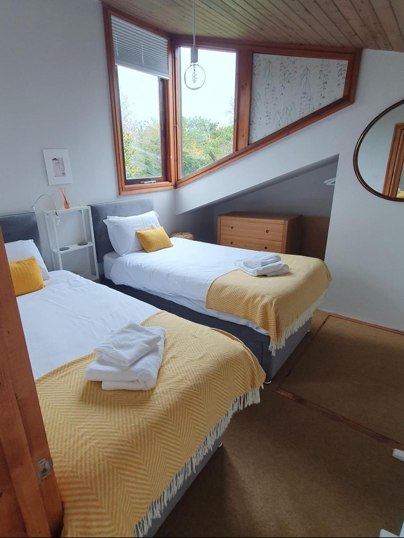 Unique & Rural Child Friendly Annexe With Large Gardens, Games & Tennis Court - Chichester Holiday Properties Extérieur photo