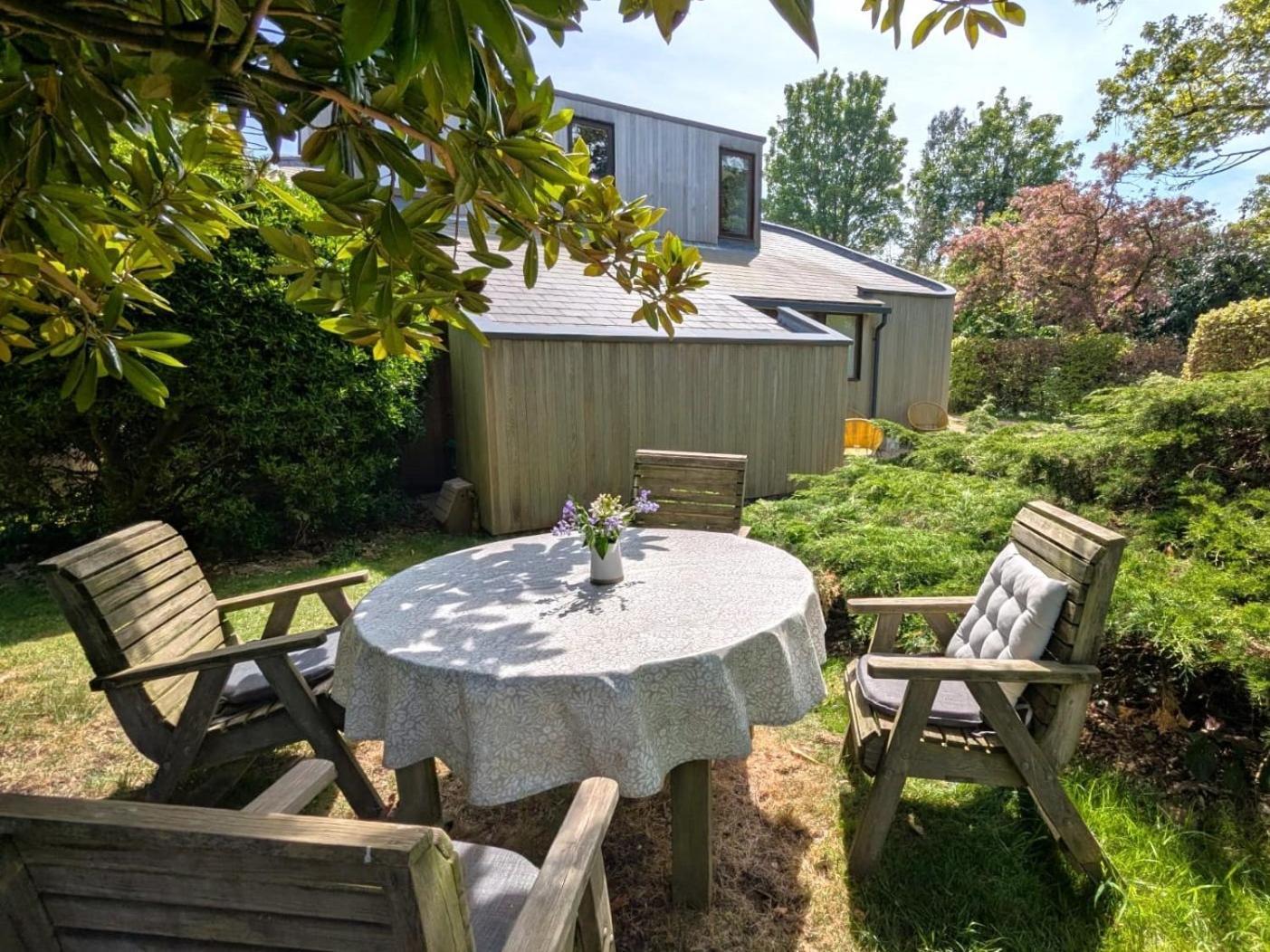 Unique & Rural Child Friendly Annexe With Large Gardens, Games & Tennis Court - Chichester Holiday Properties Extérieur photo